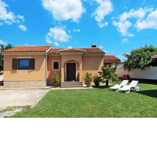 Holiday Home Haus Nina (PUL507)