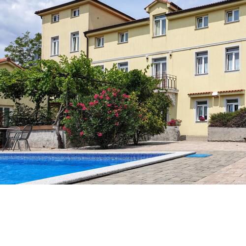 Holiday Home Host (RIJ300)