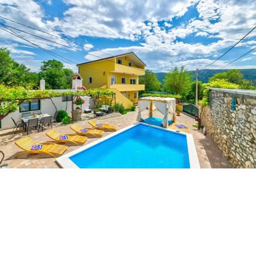 Holiday home in Drivenik 38005