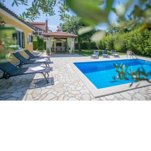 Holiday home in Kadumi with air conditioning, WiFi, washing machine, dishwasher 625-1
