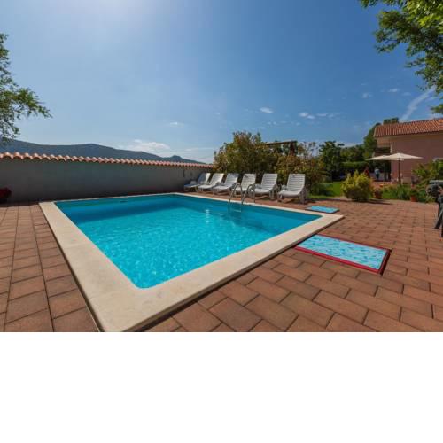Holiday Home Kutija
