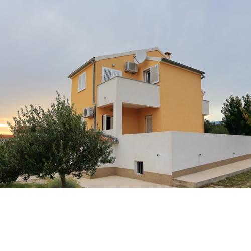 Cozy Holiday Home in Jasenice with Private Terrace