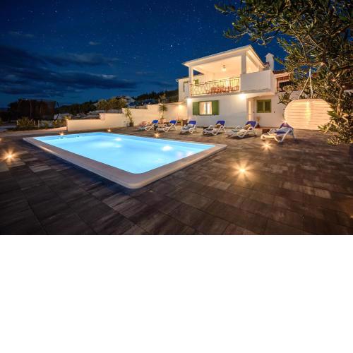 Holiday Home Nono Ante with heated pool