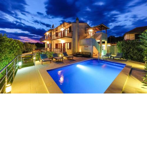 Holiday home Rafaeli - with pool