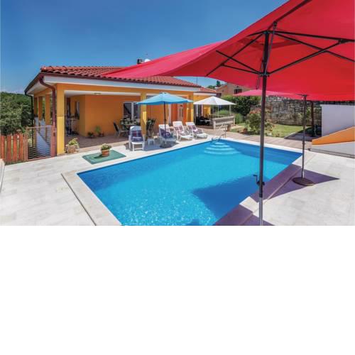 Spacious Apartment with Pool near Rovinj