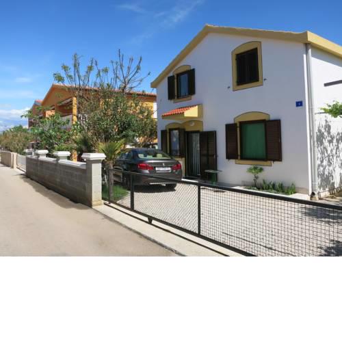Spacious Holiday Home in Dalmatia with Beach Nearby