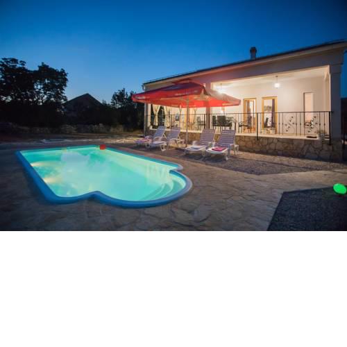 Holiday home with pool Kristal