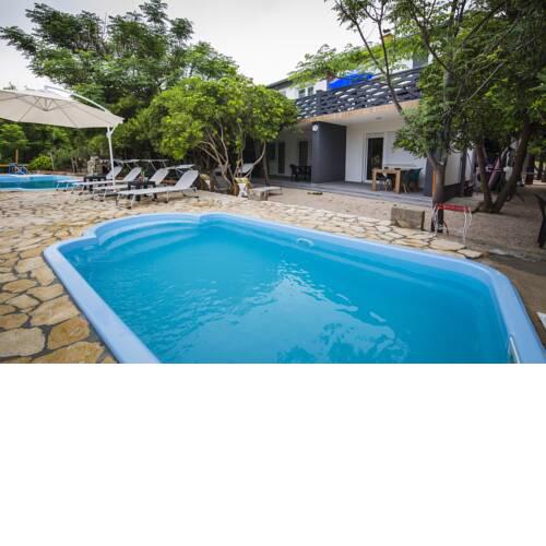 Holiday home with pool Mabelle