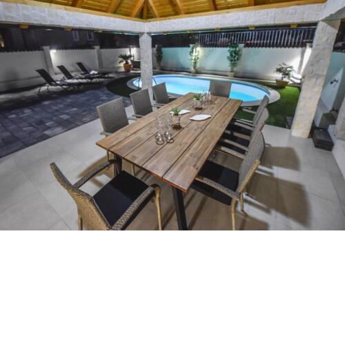 Holiday Home with Pool Oaza