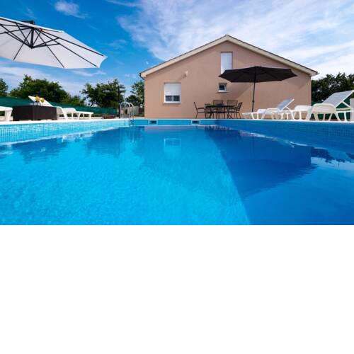 Holiday home with pool Policnik