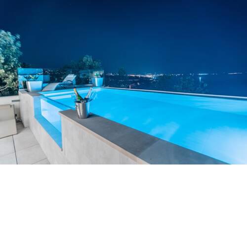 Holiday Home with ROOFTOP POOL