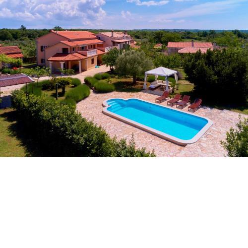 Holiday Home w/pool & summer kitchen.(6+2p)