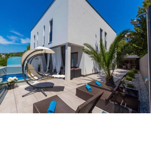 Holiday Homes Iva 1