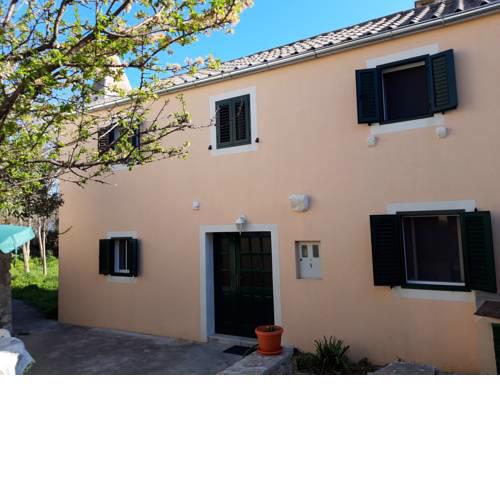 Holiday house Jasna in island center