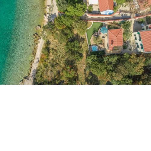 Holiday House Komadina with Whirlpool direct on the Beach in Lukovo