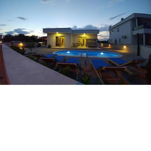 Holiday House Libra