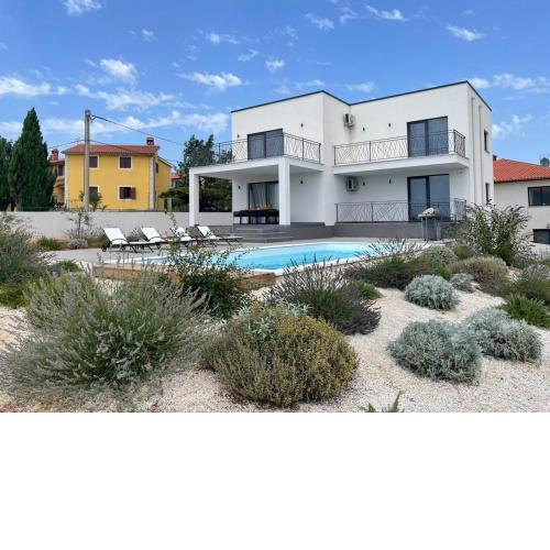 Holiday House SEAMARE III