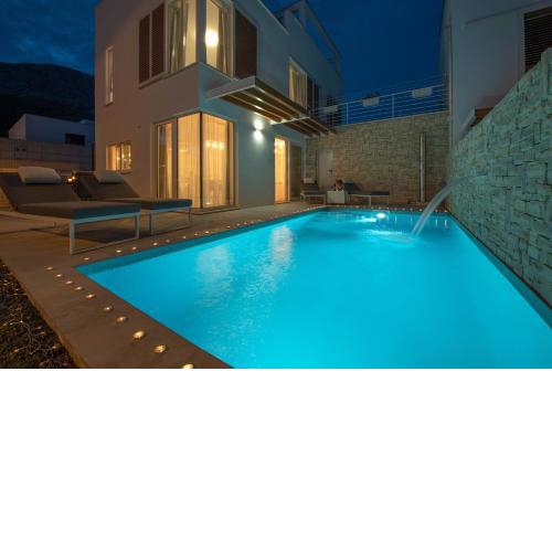 Holiday House Sunny Bo with a pool, hot tub and roof terrace