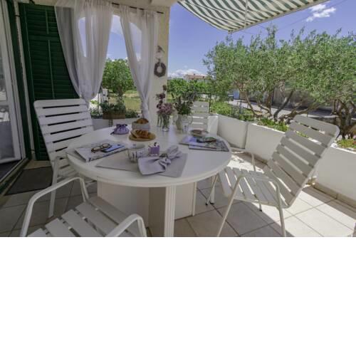 Holiday house with 2 apartments Luka