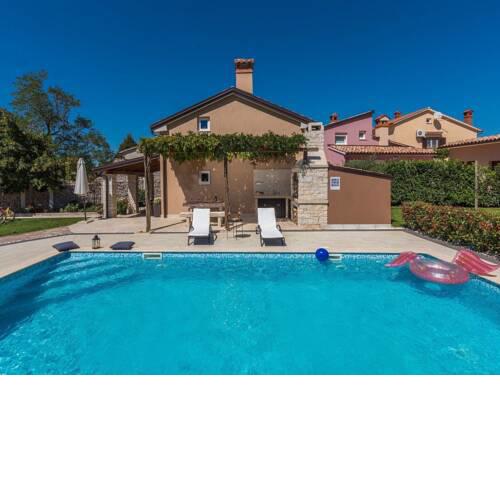 Holiday house with private pool, fenced garden and covered barbecue terrace
