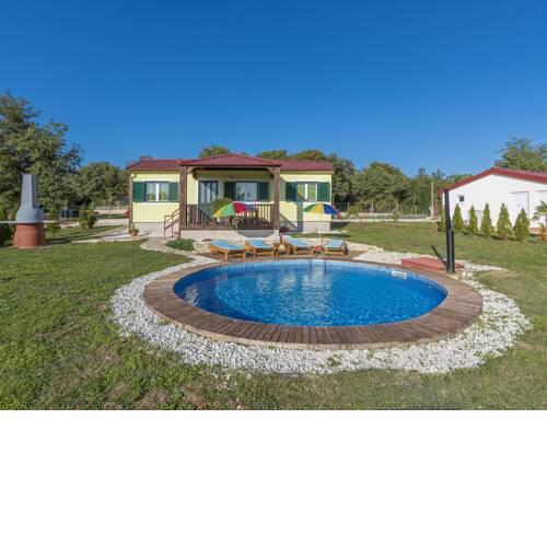 Holiday house with private pool for 4-6 persons in the holiday park Jelovci