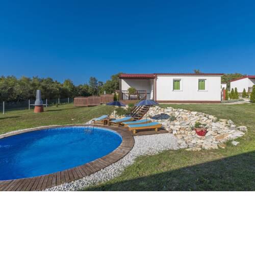 Holiday house with private pool for 4-6 persons in the holiday park Jelovci