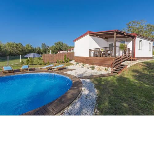 Holiday house with private pool for 6-8 persons in the holiday park Jelovci