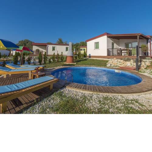 Holiday house with private pool for 6-8 persons in the holiday park Jelovci