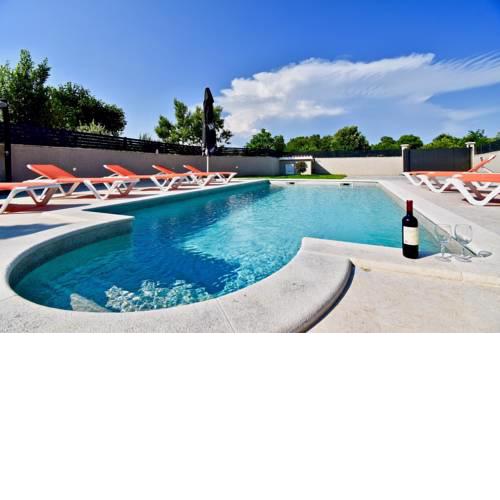 Holiday house with relaxing pool Segotici