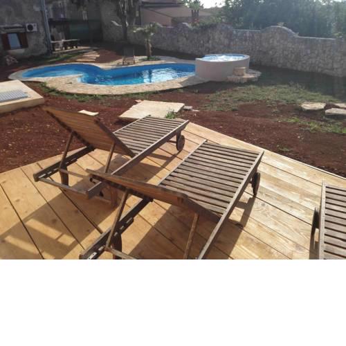 Holiday house with spacious garden and pool