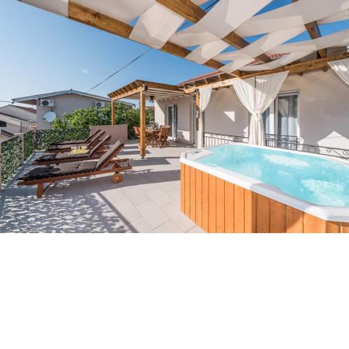 Hollyday guest house villa Rina free parking and garage