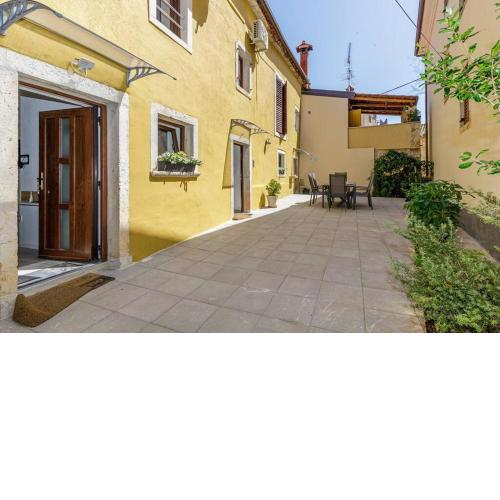 House Aves 1