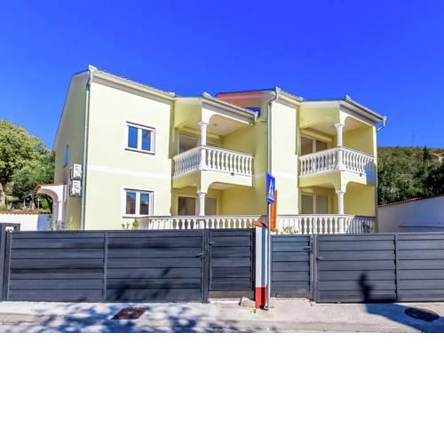 Contemporary Holiday Home in Dramalj with Swimming Pool