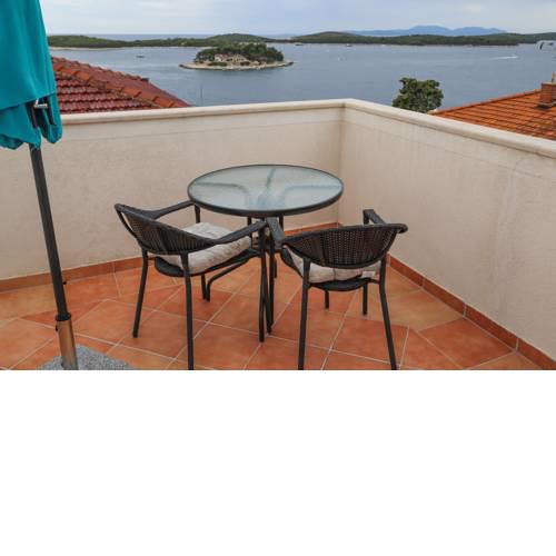 House Erin, Hvar