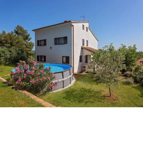 Pleasant Holiday Home in Porec with Swimming Pool