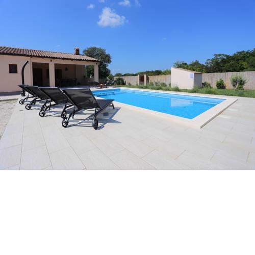 House Nina with heated pool