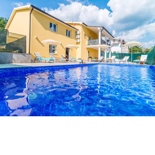 House with private pool for 10 people surrounded by vineyard in a quiet location