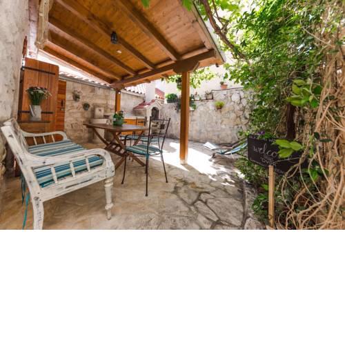 Idyllic Stone House "Dvor" Trogir