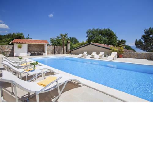 Ika Villa Sleeps 8 Pool Air Con WiFi