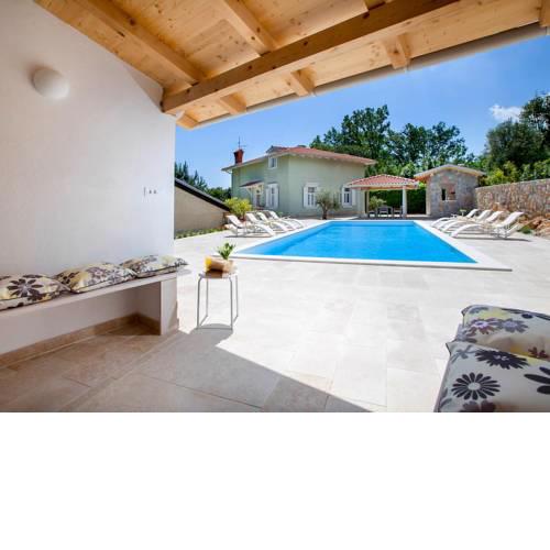 Ika Villa Sleeps 8 with Pool Air Con and WiFi