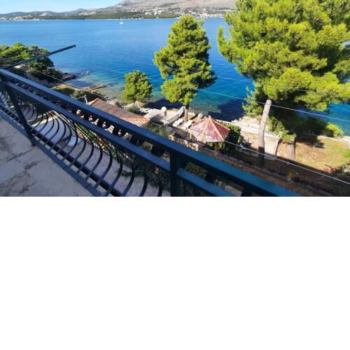 Inviting 3-Bed Apartment in Okrug Donji Beachfront