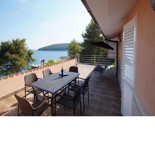 Lovely Holiday Home with Private Pool on Sea in Dalmatia