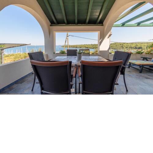 Island home with seaview Mirta