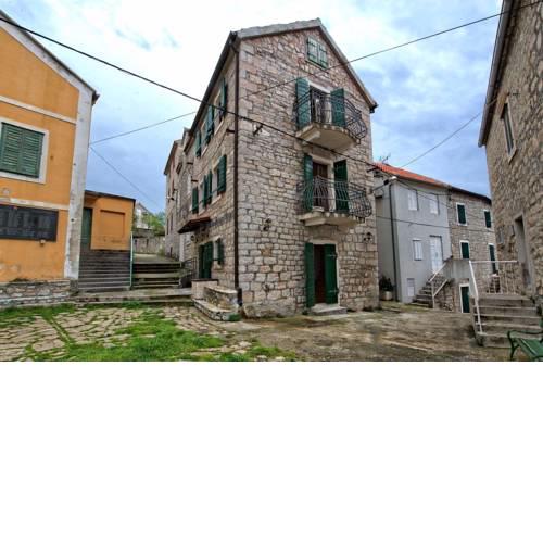 Ispo Leroja - Holiday House