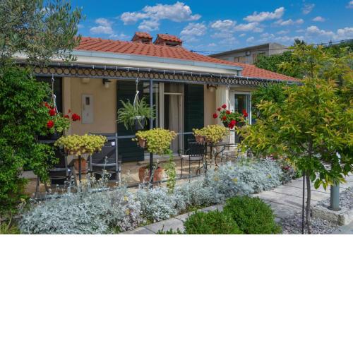 ISSA HOLIDAY HOME