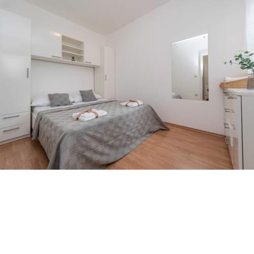 Izzy lovely & modern apartment for 5