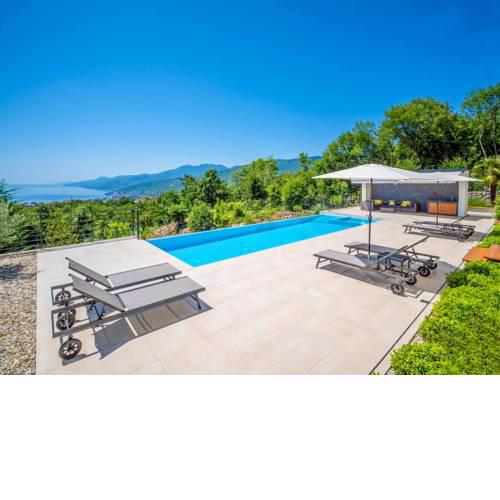 Jusici Villa Sleeps 8 with Pool Air Con and WiFi