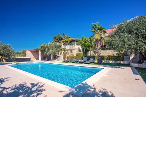 Kastel Kambelovac Villa Sleeps 14 with Pool Air Con and WiFi
