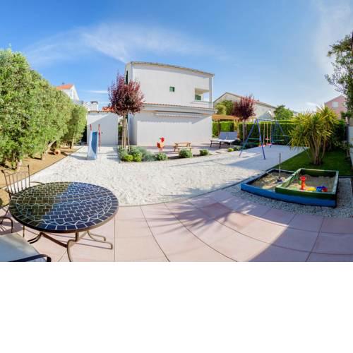 Kastel Novi Villa Sleeps 6 with Air Con and WiFi