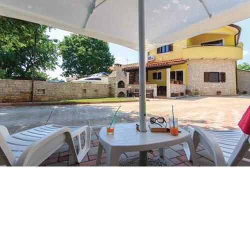 Kids friendly apartman Matija with pool &bike
